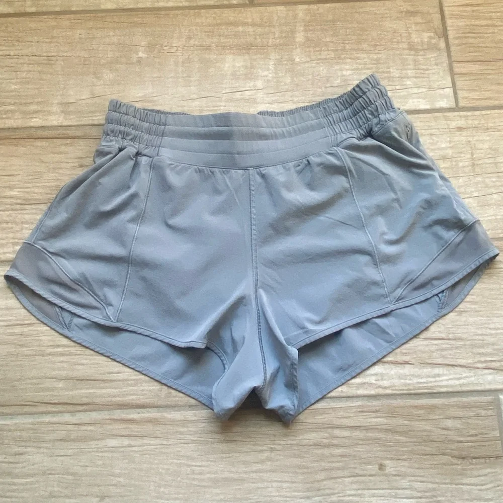 Lululemon Hotty Hot High-Rise Lined Short 2.5" in Rhino Grey ~ Size 8 - Picture 6 of 9